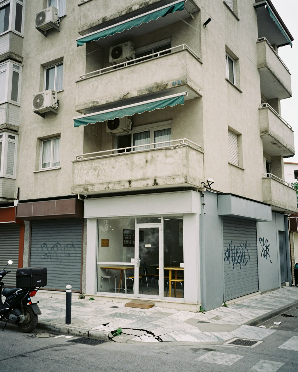 Η είσοδος του μαγειρείου στη Σατωβριάνδου 27